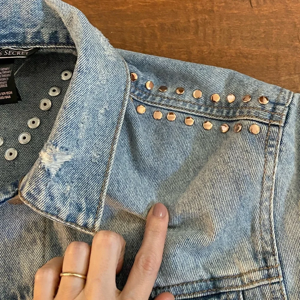 Victoria’s Secret Studded Distressed Denim Jean Jacket Sz XS/S - Picture 5 of 10